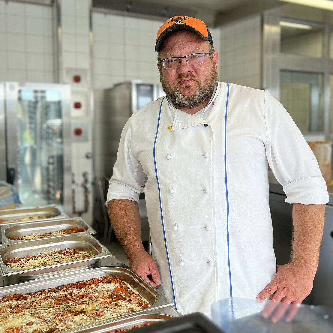 Küchenchef bereitet Lasagne zu